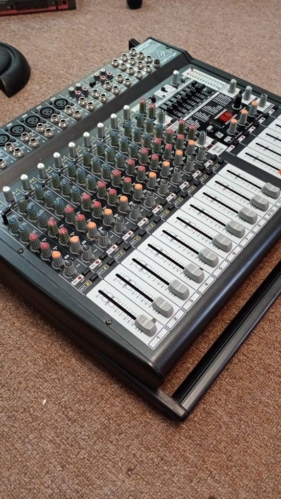 Активный микшерный пульт Behringer EuroPower PMP4000.