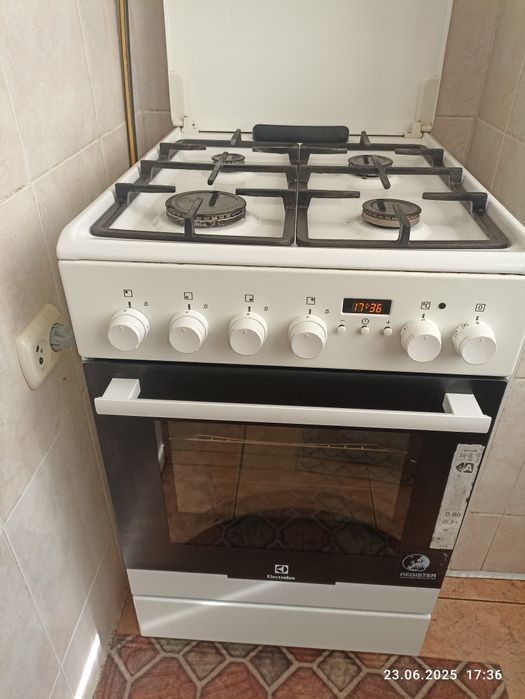 Комбінована плита Electrolux електрично газова