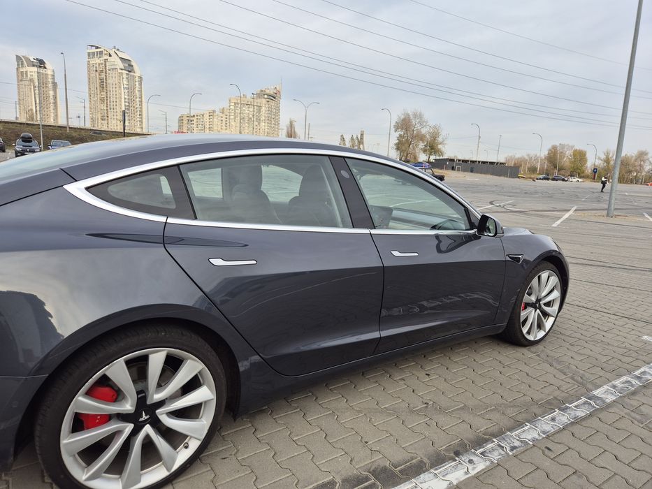 Продам Tesla Model 3