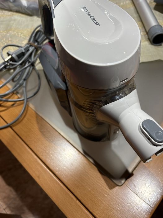 Aspirador vertical com as peças todas e a funcionar bem