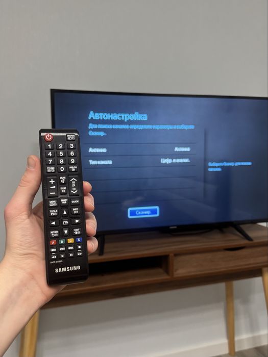 Телевізор SAMSUNG UE43J5202AU 43-дюймовий екран / Ідеальний стан