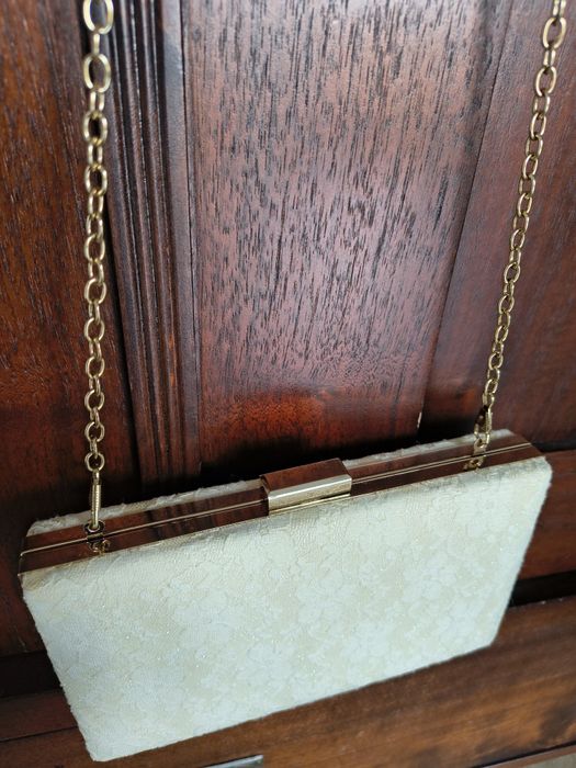 Torebka kopertówka biało beżowa w drobinki błyszczące na zielono