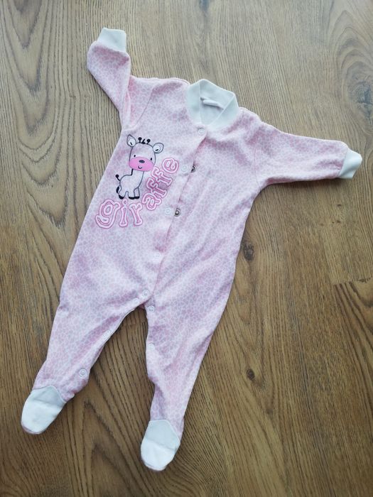 Śliczny pajacyk niemowlęcy r. 62 różowy z żyrafą dla dziewczynki