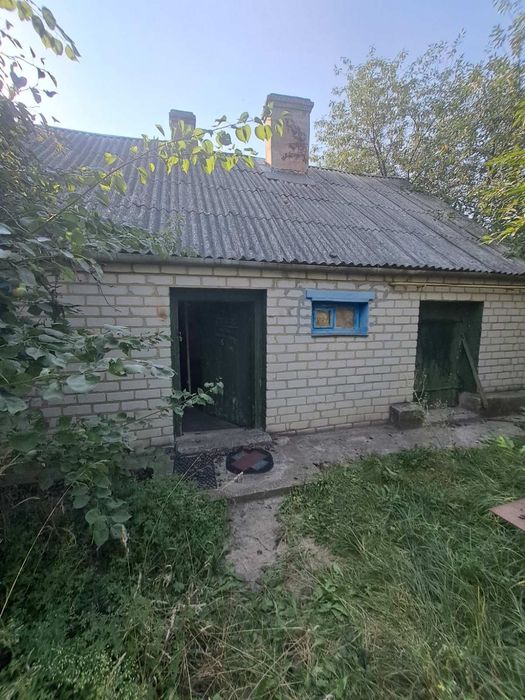 Будинок та  земельна ділянка поруч