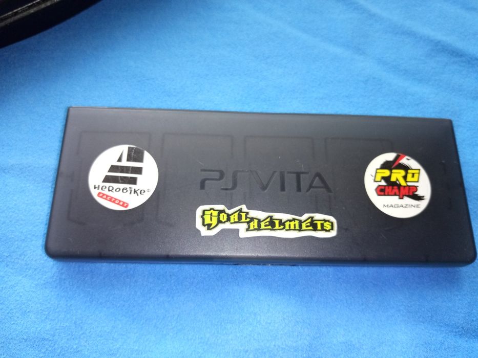 4 jogos PSVita + extras