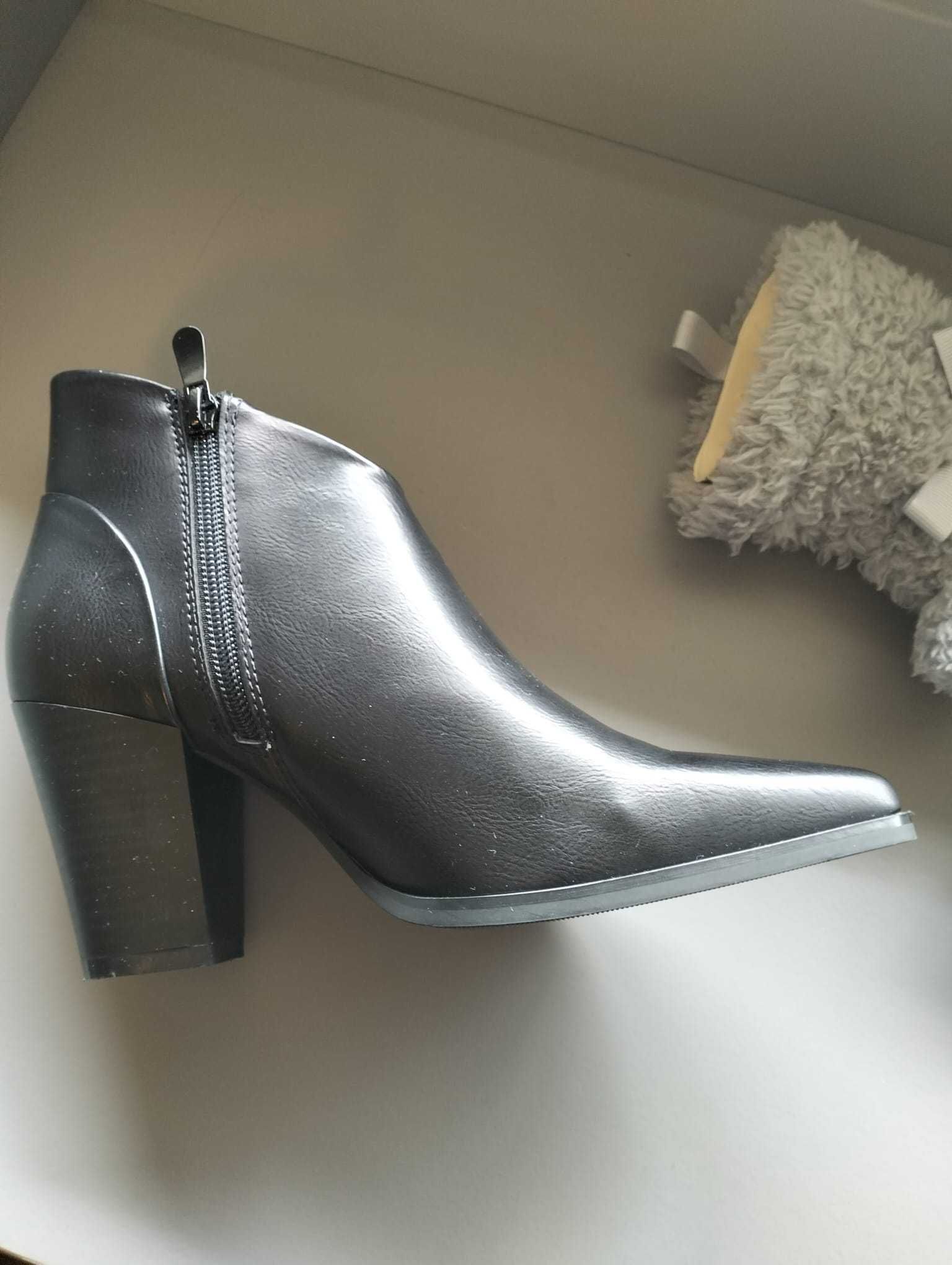 Bota de senhora cano baixo ou botins.
