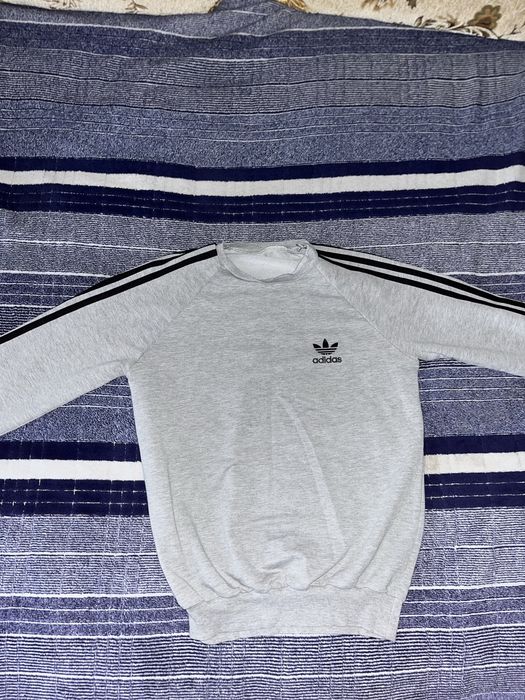 Кофта adidas.