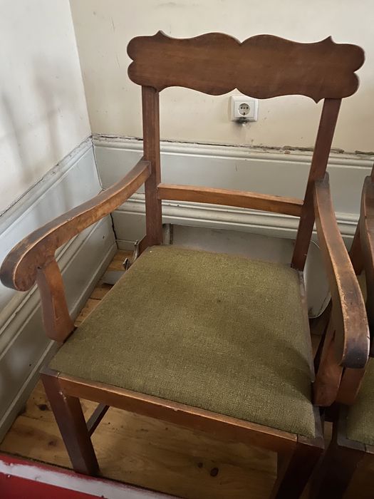Cadeirão antigo em madeira