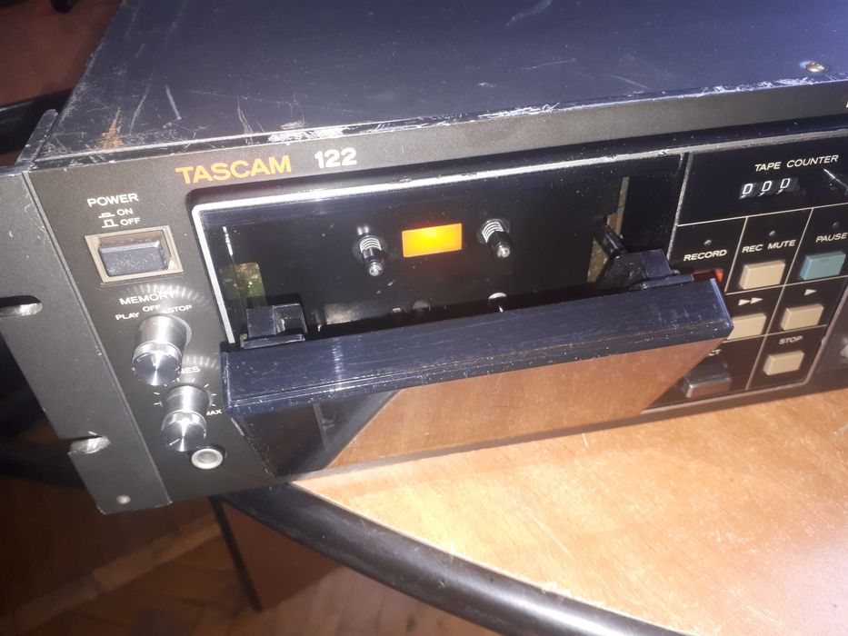 Касетна дека Tascam 122