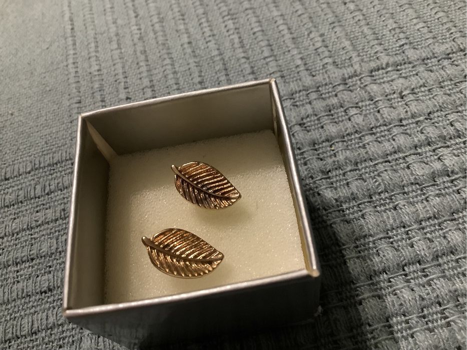 Nowe kolczyki wkręty liść liście złote