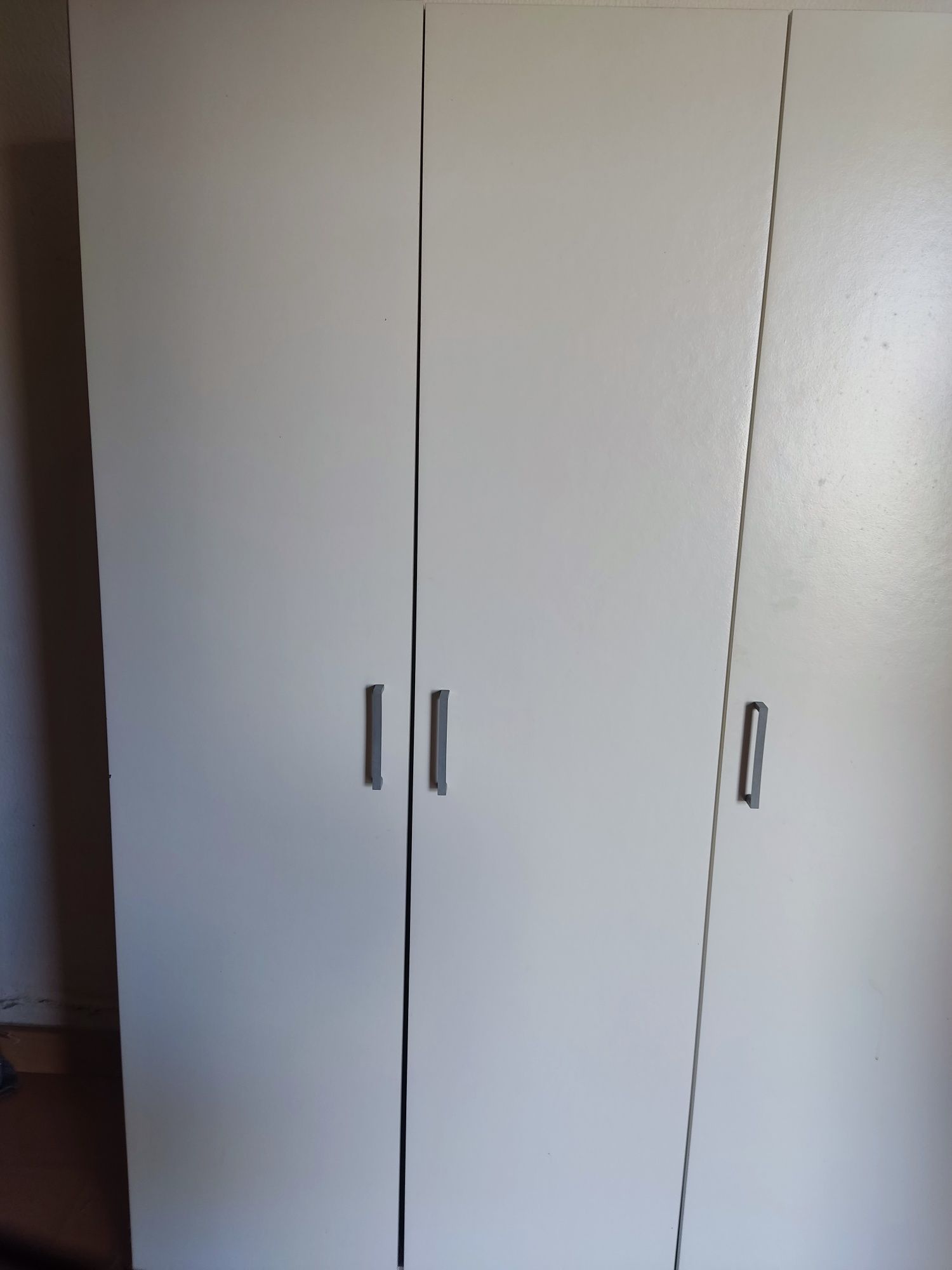 Guarda vestidos branco com 3 portas