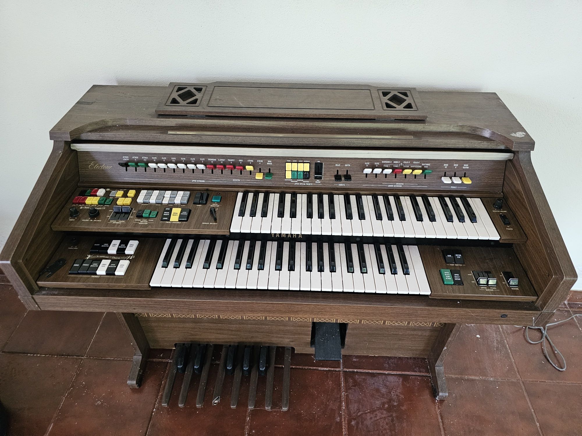 Órgão  eletrónico Yamaha Electone.
