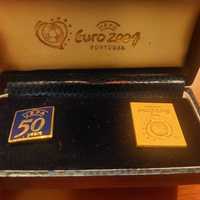 Pins UEFA 50 anos e Euro 2004 em estojo. Novos