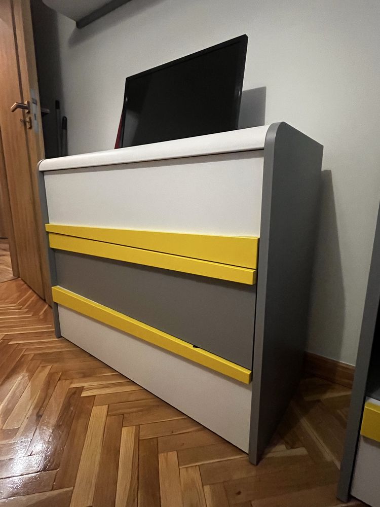 Szafka z trzema poziomami