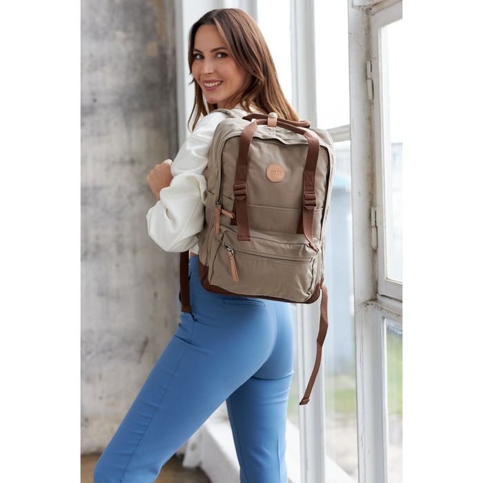 beżowo-brązowy, praktyczny plecak miejski zawieszony na regulowanych
