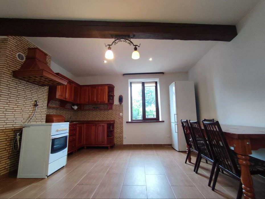 Довгострокова оренда  2 поверхового будинку на вул. Коротка 3