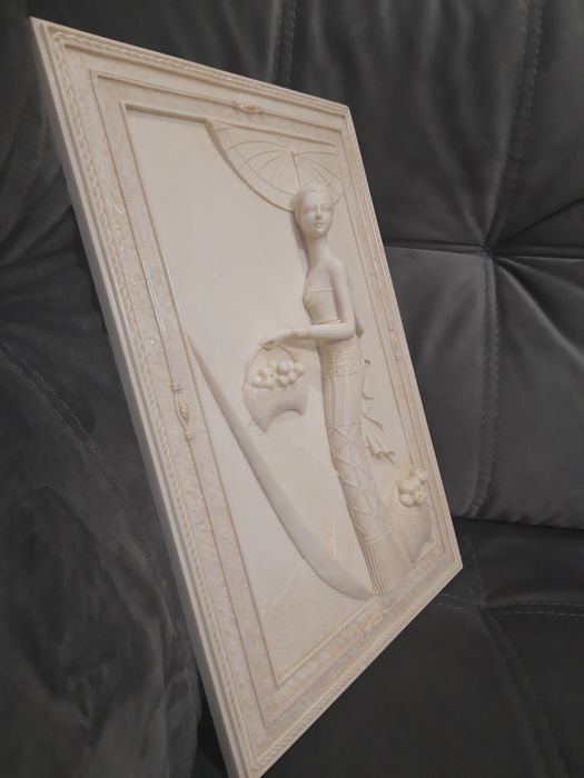 Барельеф из литого камня "Дама с фруктами", декор интерьера