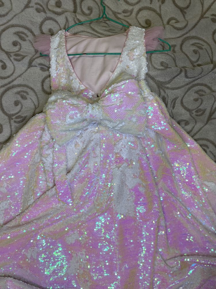Праздничное платье со шлейфом на рост 116 см