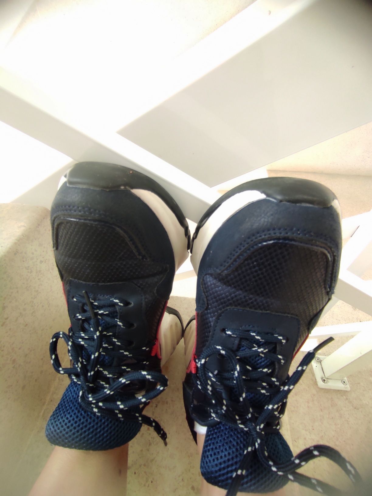 Sapatilhas azul com vermelho