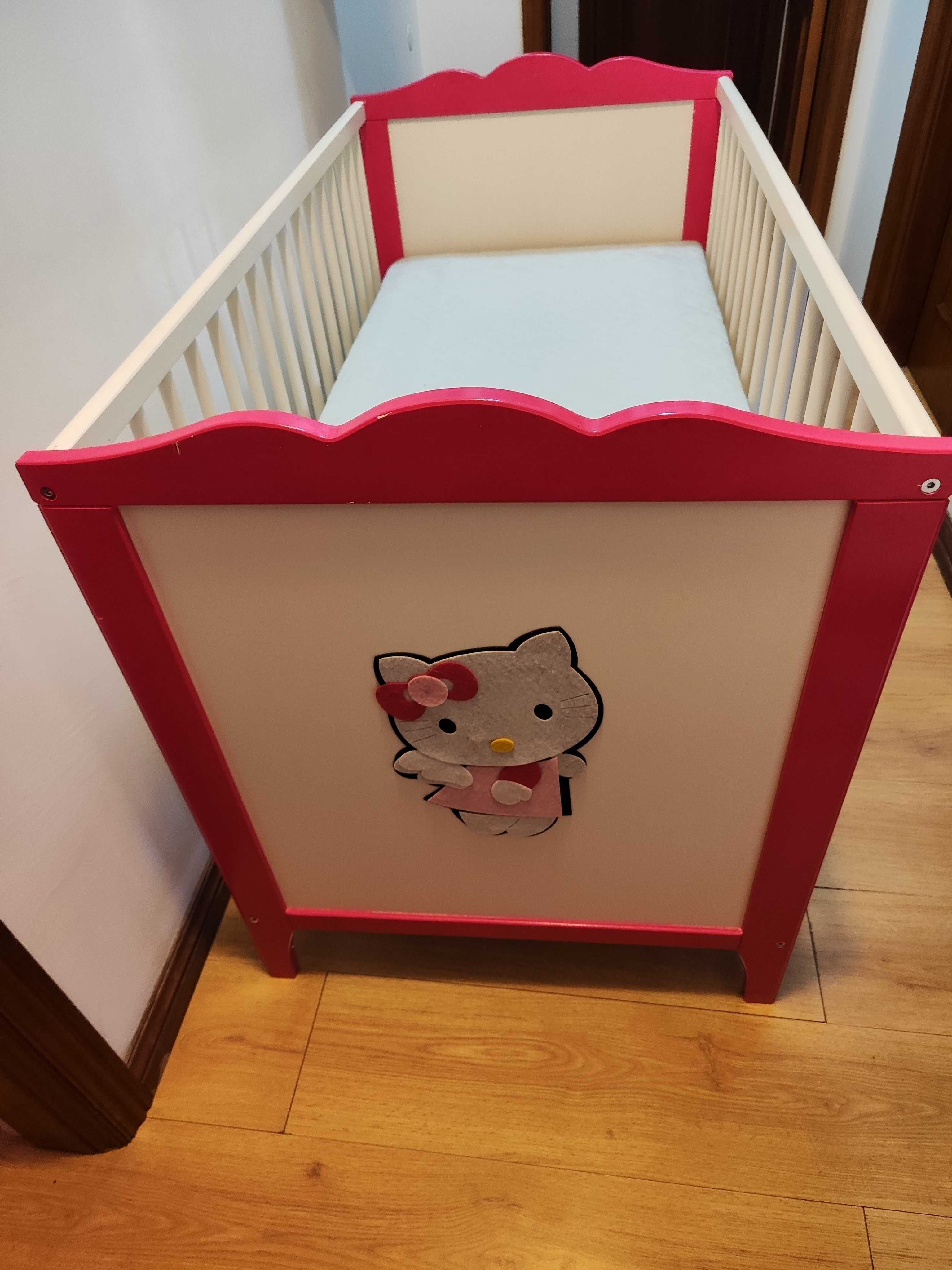 Cama bebé com muitos artigos