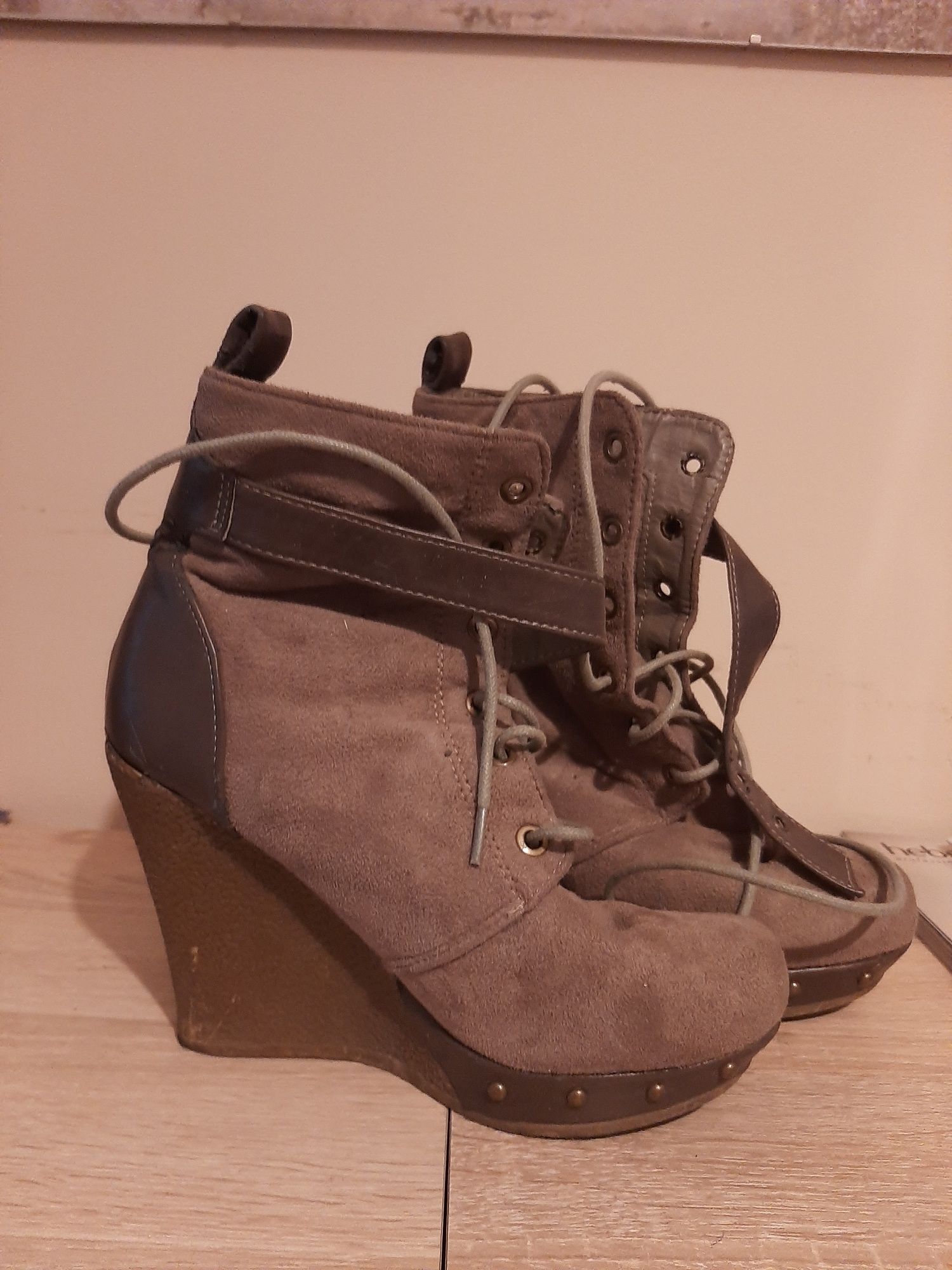 Włoskie buty na koturnie 36