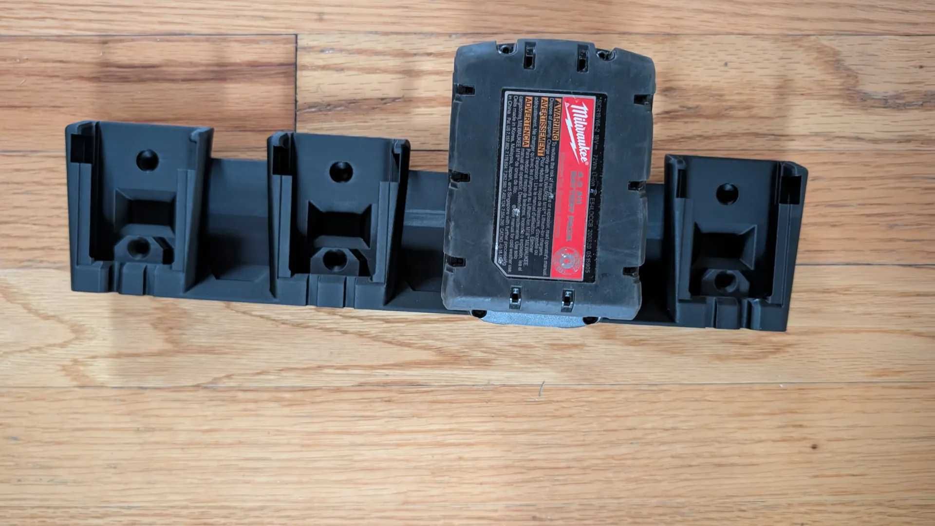 Milwaukee - Suporte de fixação de baterias em parede/bancada