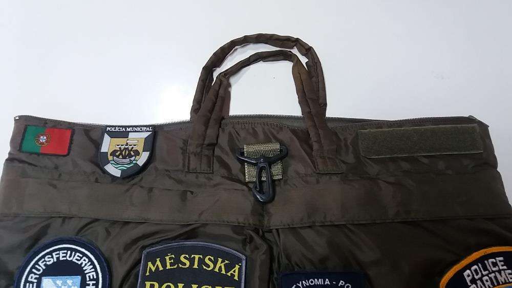 Saco militar, Helmet Bag com emblemas policia internacionais.