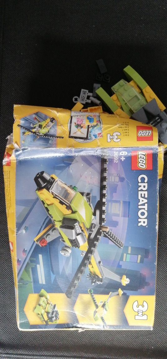 Lego CREATOR 31092

A caixa se encontra danificada conforme foto. 

-