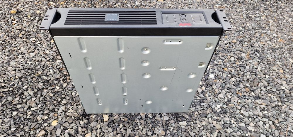 Smart UPS 1500 APC SUA1500RMI2U z kartą sieciową.