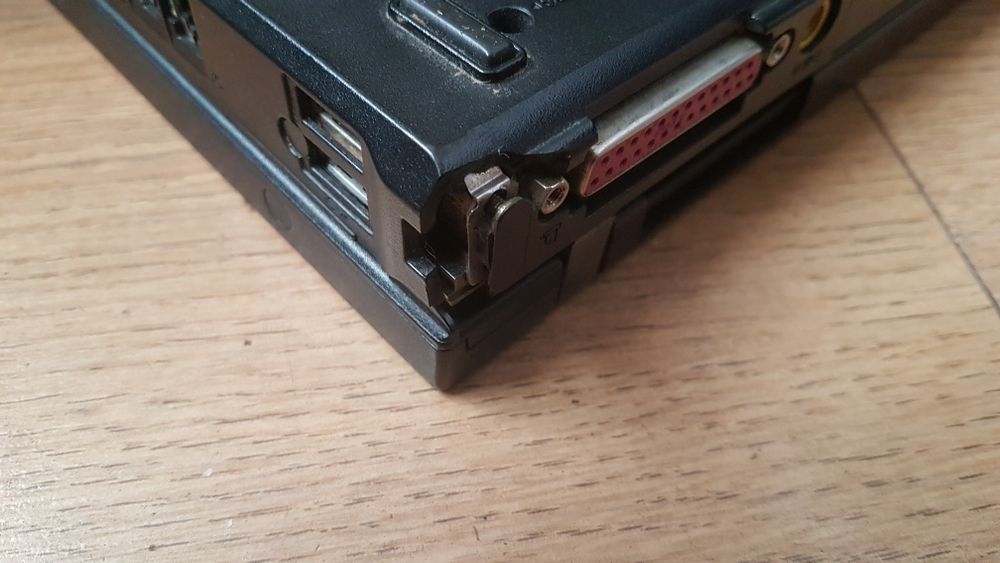 Laptop IBM ThinkPad R50e sprawny,uszczerbany plastik.