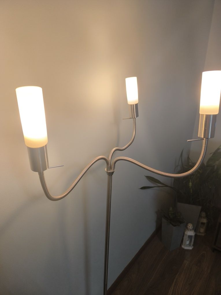 Stojąca lampa z 3 ruchomymi ramionami
