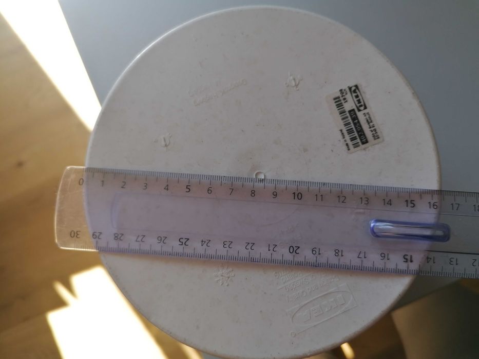 Duża, biała, plastikowa osłonka do doniczek Ikea
