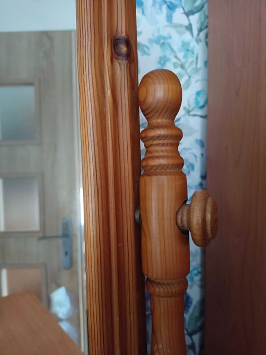 Drewniane stojące lustro toaletka