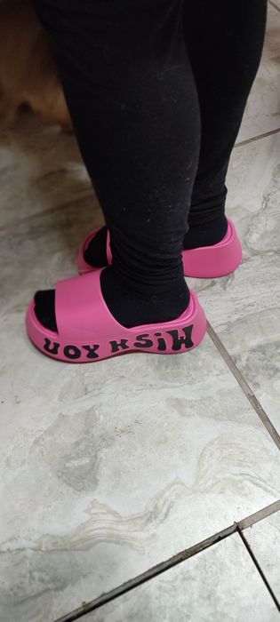 Жіноче взуття, тапці на підошві