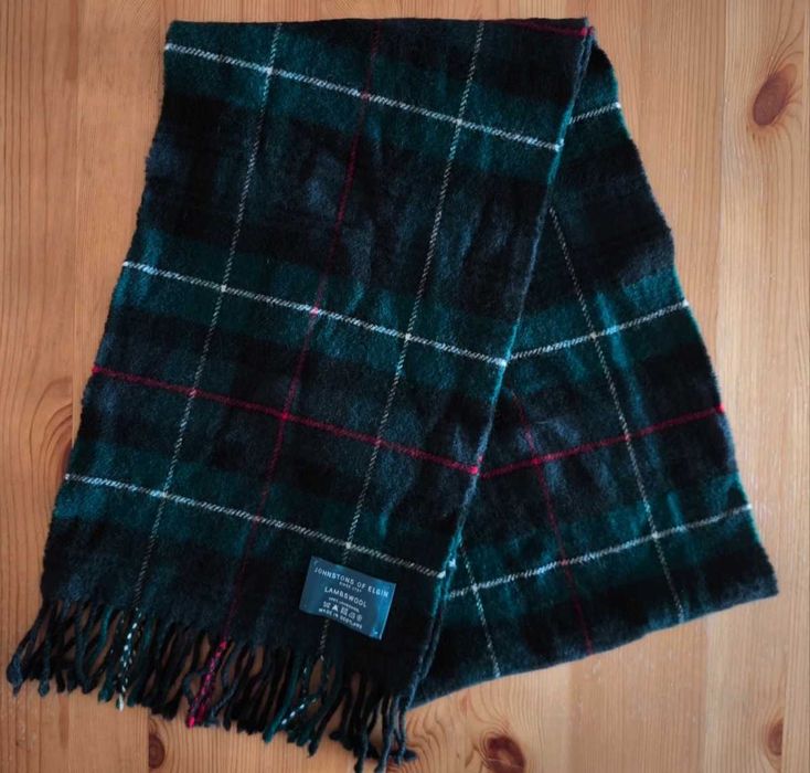 Zielony wełniany klasyczny szal w kratę Johnstons of Elgin tartan