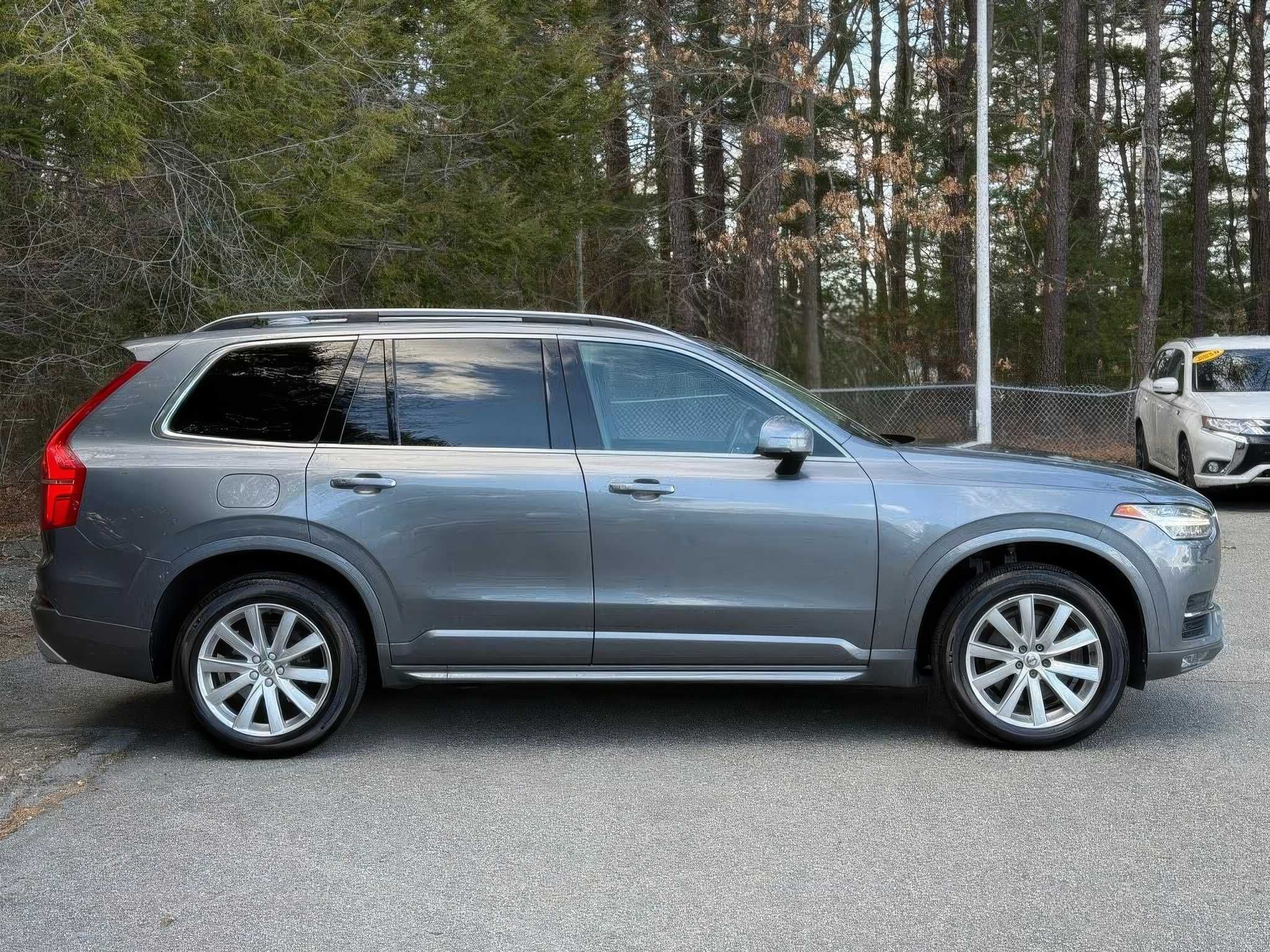 2017 Volvo XC90 T6 Momentum