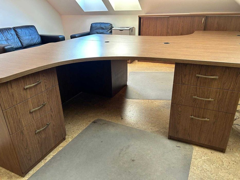 Meble biurowe - biurka i przyborniki