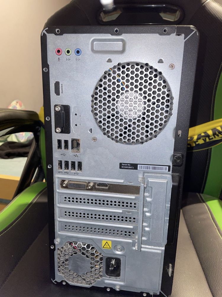 Computador Torre HP com rato e teclado RGB