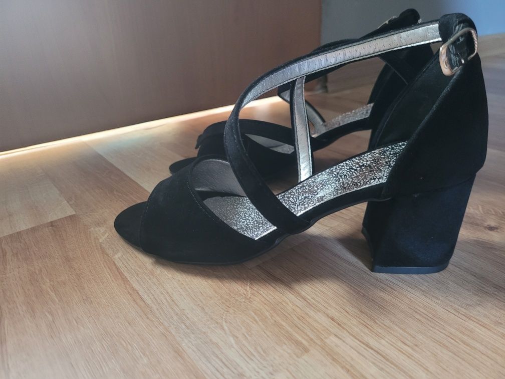 Nowe sandałki zamszowe 38