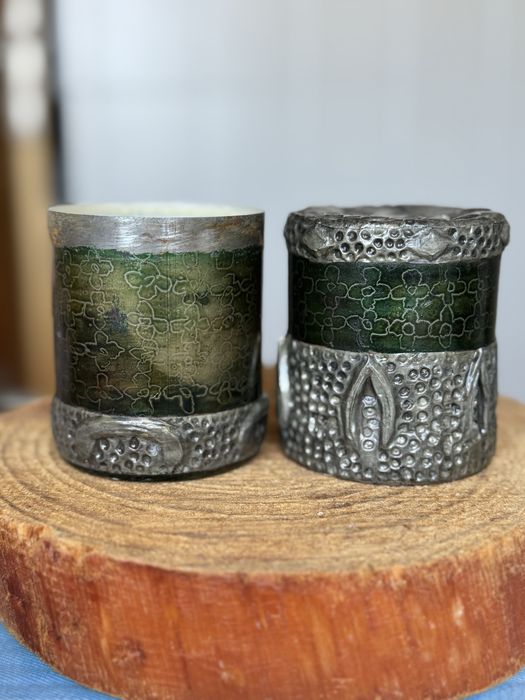 Frascos decorativos antigos de vidro e metal decorado com esstanho