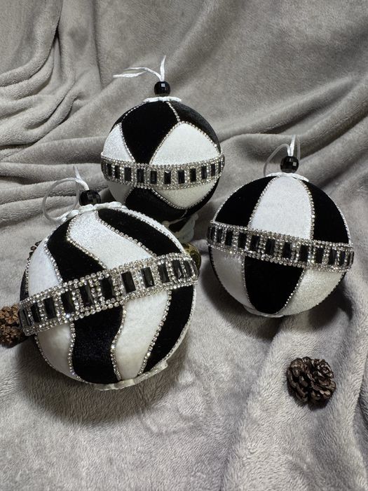 Набір ялинкових прикрас ручної роботи.