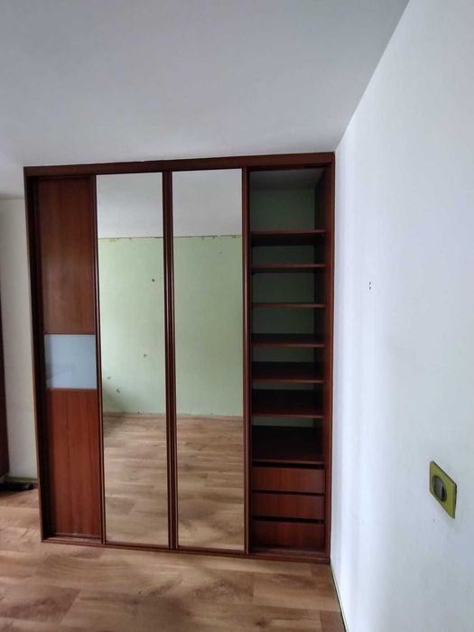 Duża szafa z przesuwanymi drzwiami.