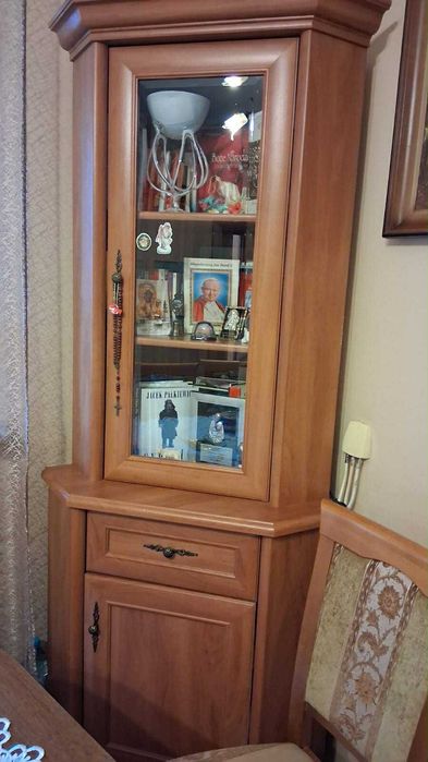 Komoda z witrynką rogowa