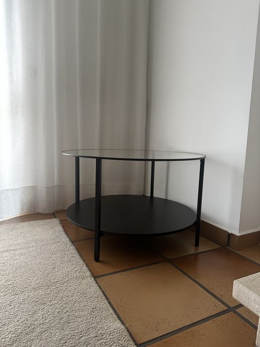 Vende-se mesa de centro/apoio em metal preto e vidro