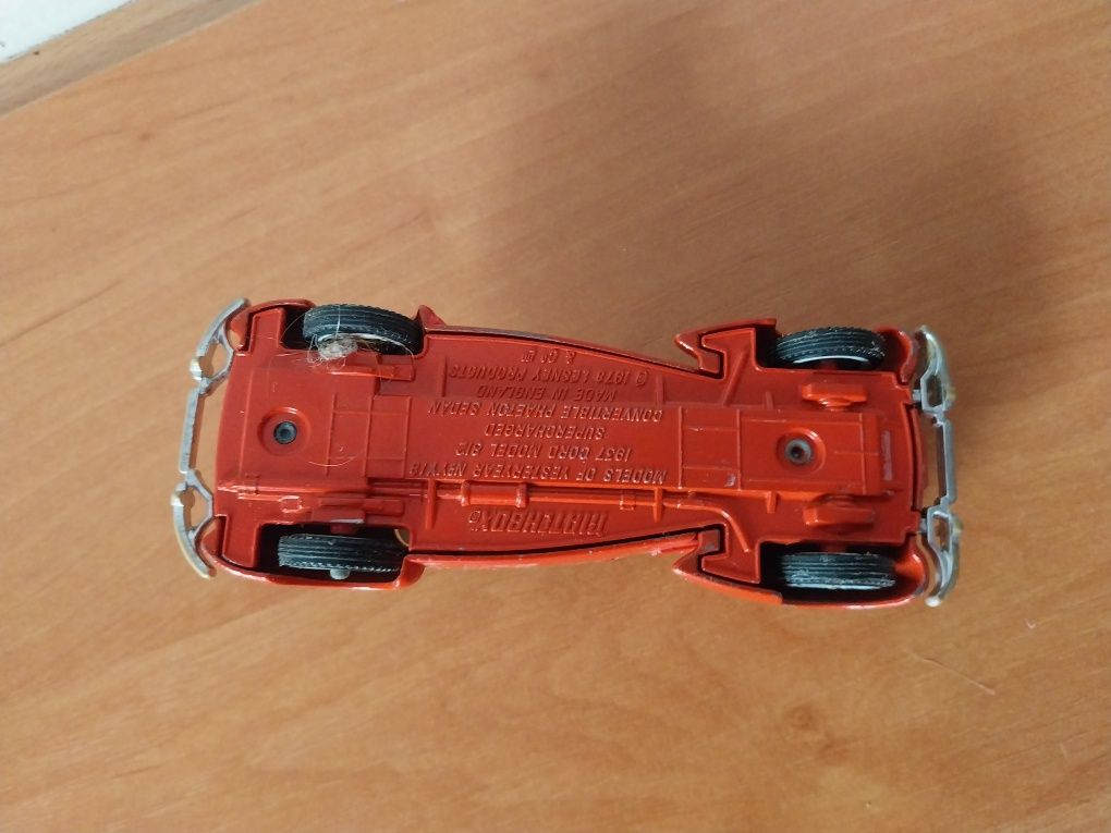 Stary, metalowy model samochodu "Cord 812" (Matchbox)