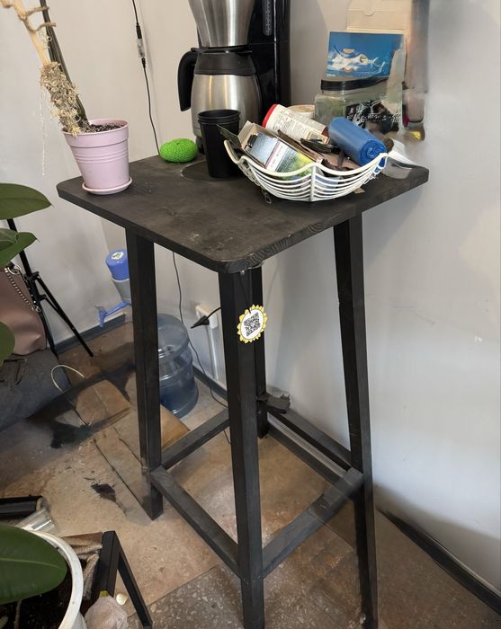 Стіл деревʼяний, високий