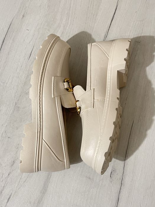 Жіночі кросовки нові!! Світло білого кольору