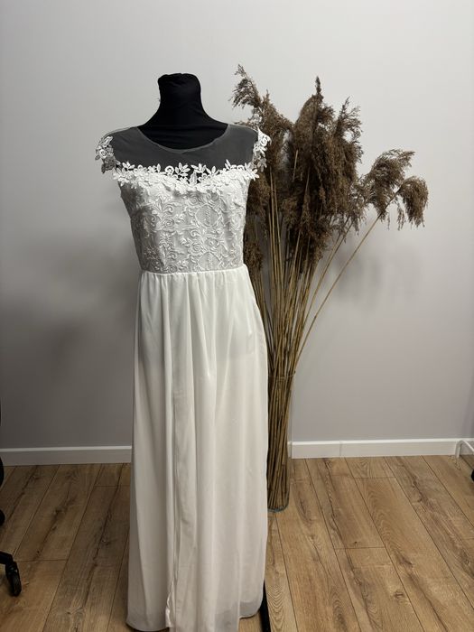 Suknia ślubna z rozcięciem