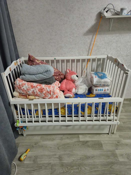 Дитяча кроватка біла з маятником та матрасом