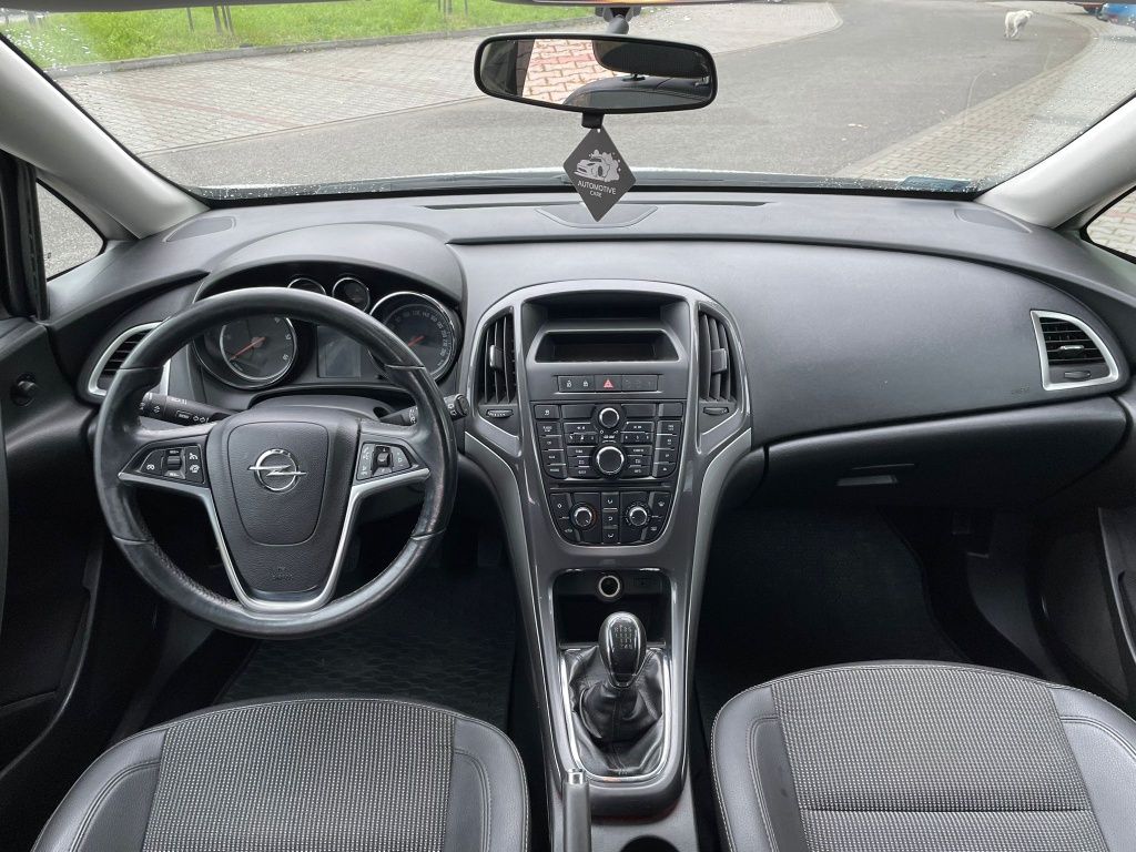 Opel Astra J  2.0 2011 R